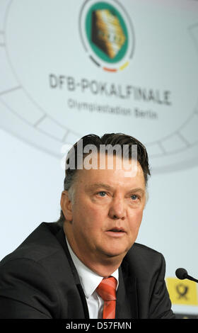 Der Cheftrainer der deutschen Fußball-Bundesliga-Fußball-Club, FC Bayern München, Louis Van Gaal, lacht während einer Pressekonferenz in Berlin, Deutschland, 14. Mai 2010. München Gesichter Werder Bremen im deutschen DFB-Pokal-Finale, das dauert Ort am nächsten Tag in Berlin, am 15. Mai 2010. Foto: Soeren Stache Stockfoto