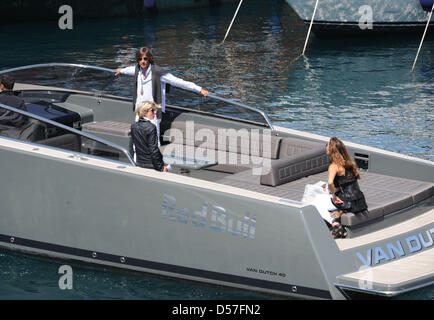 Österreichs ehemaligen Finanzminister Karl-Heinz Grasser (L) und Designer Fiona Swarovski (R) auf einem Motorboot im Hafen von Monte Carlo, Monaco, 14. Mai 2010. Foto: Peter Steffen Stockfoto