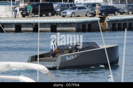 Designer Fiona Swarovski (2-R), Österreichs ehemalige Finance Minister Karl-Heinz Grasser (L) und ein unbekannter auf einem Motorboot im Hafen von Monte Carlo, Monaco, 14. Mai 2010. Foto: Peter Steffen Stockfoto