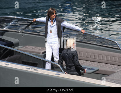 Designer Fiona Swarovski und Österreichs ehemalige Finance Minister Karl-Heinz Grasser (L) auf einem Motorboot im Hafen von Monte Carlo, Monaco, 14. Mai 2010. Foto: Peter Steffen Stockfoto