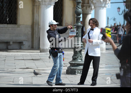 US-Schauspieler Johnny Depp im Bild bei Dreharbeiten zu "The Tourist" in Venedig, Italien, 13. Mai 2010. Foto: David Ebener Stockfoto