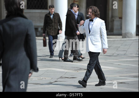 US-Schauspieler Johnny Depp im Bild bei Dreharbeiten zu "The Tourist" in Venedig, Italien, 13. Mai 2010. Foto: David Ebener Stockfoto