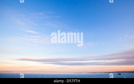 Tiefblaue Morgen Himmel Hintergrundtextur mit windigen Wolken Stockfoto
