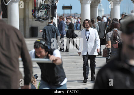 US-Schauspieler Johnny Depp im Bild bei Dreharbeiten zu "The Tourist" in Venedig, Italien, 13. Mai 2010. Foto: David Ebener Stockfoto