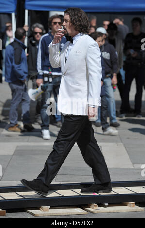 US-Schauspieler Johnny Depp im Bild bei Dreharbeiten zu "The Tourist" in Venedig, Italien, 13. Mai 2010. Foto: David Ebener Stockfoto