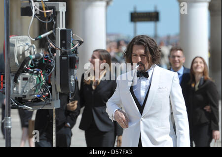 US-Schauspieler Johnny Depp im Bild bei Dreharbeiten zu "The Tourist" in Venedig, Italien, 13. Mai 2010. Foto: David Ebener Stockfoto