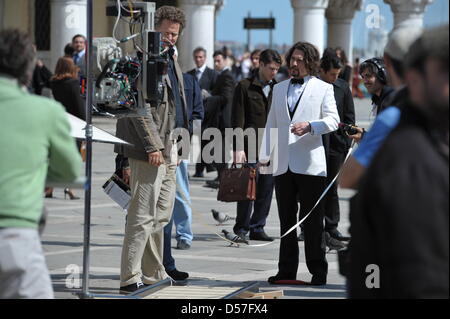 US-Schauspieler Johnny Depp (R) und deutsche Regisseur Florian Henckel von Donnersmarck (L) bei Dreharbeiten zu "The Tourist" in Venedig, Italien, 13. Mai 2010 abgebildet. Foto: David Ebener Stockfoto