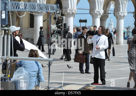 US-Schauspieler Johnny Depp im Bild bei Dreharbeiten zu "The Tourist" in Venedig, Italien, 13. Mai 2010. Foto: David Ebener Stockfoto