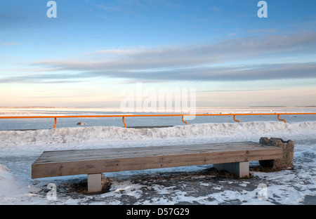 Holzbank vor der Ostseeküste, Tallinn, Estland Stockfoto