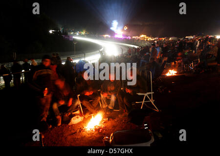 Eine Party-Szene beim 24-Stundenrennen am Nürburgring Rennen verfolgen in Nuerburg, Deutschland, 15. Mai 2010. Insgesamt 202 Fahrzeuge konkurrieren in diesem Jahr 24 Stunden Nürburgring. Foto: THOMAS FREY Stockfoto