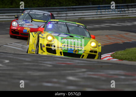 Porsche GT3R weitergibt beim 24-Stunden-Rennen Nürburgring in Nuerburg, Deutschland, 15. Mai 2010. Insgesamt 202 Fahrzeuge konkurrieren in diesem Jahr 24 Stunden Nürburgring. Foto: THOMAS FREY Stockfoto