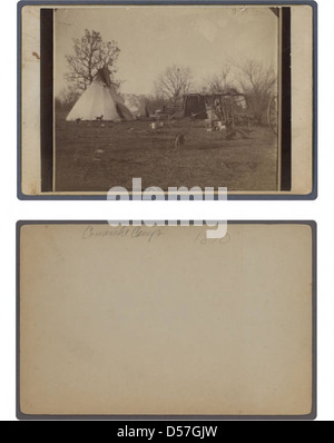 Ein Foto eines Comanche-Lagers aus der Zeit um 1890, das das Leben der Ureinwohner in Texas zeigt. Das Bild zeigt Tipis und einheimische Kleidung in der natürlichen Landschaft. Stockfoto