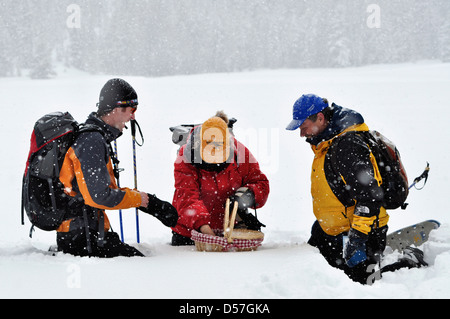 Halt für ein Picknick beim Schneeschuhwandern auf Anthony Lake in Oregon Elkhorn Bergen. Stockfoto