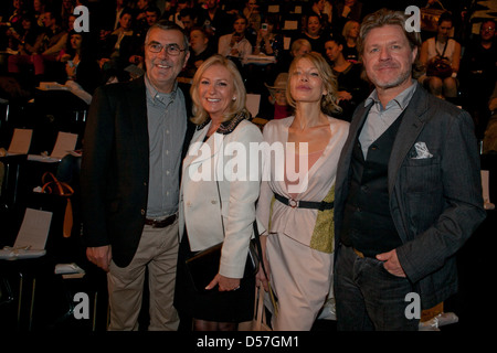 Sabine Christiansen Mit Mann Rbert Medus Ursula Karven Mit Mann James Veres auf Mercedes-Benz Fashion Week Berlin Stockfoto