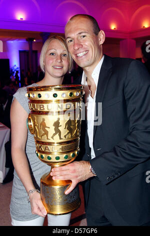 Bayern Arjen Robben (R) und seiner Frau Bernadien Lächeln mit den DFB-Pokal in Berlin, Deutschland, 16. Mai 2010. München Thashed Bremen mit 4: 0 im DFB-Pokal-Finale. Foto: Alexander man/Pool Stockfoto