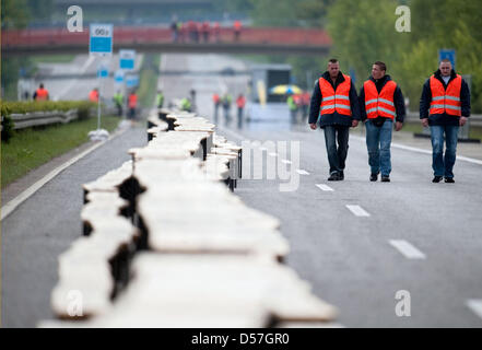 Eine Reihe von Tablos ist auf Autobahn A540 bei Grevenbroich, Deutschland, 16. Mai 2010 montiert. Eine ein Kilometer lange Reihe von Tabellen wurde auf dem geschlossenen Autobahn-Strip für die Generalprobe des "Still-Leben" im Thescope der Ruhr. 2010 Festival montiert. Insgesamt 60 Kilometer Autobahn wird am 18. Juli geschlossen werden, wenn mehr als 20.000 Tische installiert werden soll, um den längsten Tisch der Kult zu bilden Stockfoto