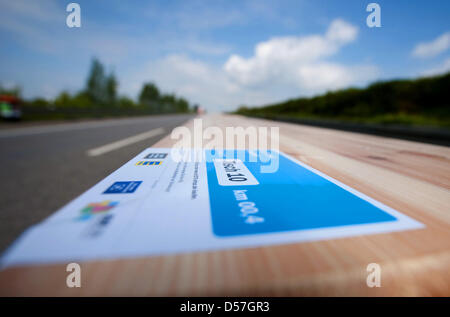 Eine Reihe von Tablos ist auf Autobahn A540 bei Grevenbroich, Deutschland, 16. Mai 2010 montiert. Eine ein Kilometer lange Reihe von Tabellen wurde auf dem geschlossenen Autobahn-Strip für die Generalprobe des "Still-Leben" im Thescope der Ruhr. 2010 Festival montiert. Insgesamt 60 Kilometer Autobahn wird am 18. Juli geschlossen werden, wenn mehr als 20.000 Tische installiert werden soll, um den längsten Tisch der Kult zu bilden Stockfoto