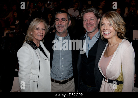 Sabine Christiansen Mit Mann Norbert Medus, Ursula Karven Mit Mann James Veres, bei Mercedes-Benz Fashion Week Berlin Stockfoto