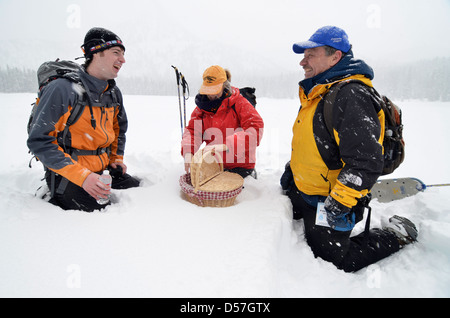 Halt für ein Picknick beim Schneeschuhwandern auf Anthony Lake in Oregon Elkhorn Bergen. Stockfoto