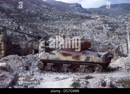 In der Schlacht von Monte Cassino 1944 kam es zu heftigen Kämpfen in Italien, wobei der M4 Sherman eine Schlüsselrolle spielte. Dieses Foto zeigt den Panzer inmitten der Zerstörungen während des Zweiten Weltkriegs und unterstreicht die Intensität der Schlacht. Stockfoto