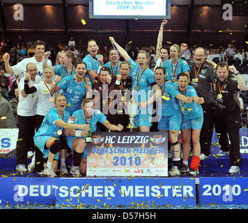 Leipziger Spieler feiern an Bundesliga Finale HC Leipzig gegen Bayer Lebverkusen in Leipzig, Deutschland, 15. Mai 2010. Foto: Hendrik Schmidt Stockfoto