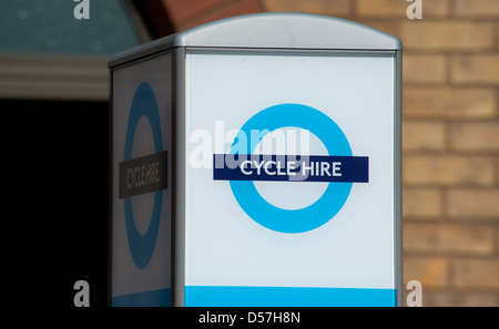 Schild mit Fahrräder mieten Verleih Scheme Barclays Zyklus in London, England. Stockfoto