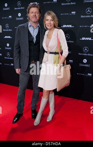 Ursula Karven Mit Mann James Veres bei Mercedes-Benz Fashion Week Berlin Herbst/Winter 2012 - SCHUMACHER - Ankünfte/Front Row auf Stockfoto