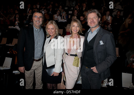 Sabine Christiansen Mit Mann Rbert Medus, Ursula Karven Mit Mann James Veres, bei Mercedes-Benz Fashion Week Berlin Stockfoto