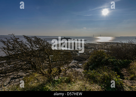 NEUE SEVERN BRÜCKE, ZWEITE SEVERN VON SEVERN STRAND MIT SONNE SPIEGELT SICH IM FLUSS DURCHQUEREN. Stockfoto