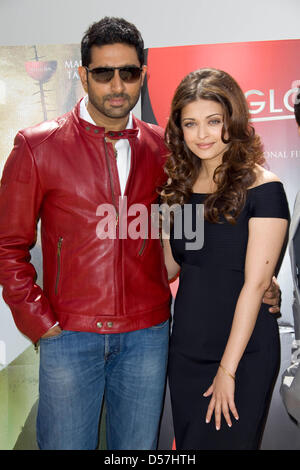 Indischer Schauspieler Abhishek Bachchan (L) und Aishwarya Rai Bachchan besuchen den Fototermin des Films "Raavan" bei den 63. Filmfestspielen in Cannes, Frankreich, 17. Mai 2010. Foto: Hubert Boesl Stockfoto