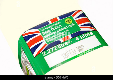 Halb Magermilch stammen von Bauernhöfen der hohen Standards mit Zeichen / Logos der britischen Bauernhof-standard-Logo Stockfoto