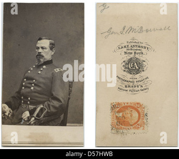 Porträt von General Irvin McDowell, einem Gewerkschaftsoffizier während des Amerikanischen Bürgerkriegs, bekannt für seine Rolle in frühen Schlachten. Seine Uniform repräsentiert die Militärkleidung dieser Zeit und markiert seine Führung in der Armee der Union. Stockfoto