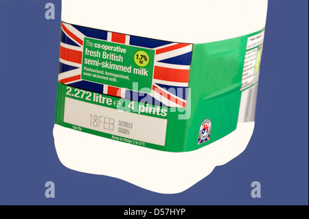 Halb Magermilch stammen von Bauernhöfen der hohen Standards mit Zeichen / Logos der britischen Bauernhof-standard-Logo Stockfoto