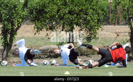 Marcell Jansen (L) und Stefan Kiessling während einer Trainingseinheit im sizilianischen Sciacca, Italien, 18. Mai 2010 Deutschlands. Auf der italienischen Insel Sizilien, die deutsche Fußball-Mannschaft bereitet sich für die FIFA WM 2010 in Südafrika. Foto: MARCUS BRANDT Stockfoto