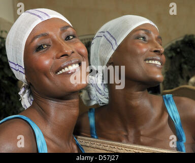 Ex-Model Waris Dirie im Rahmen einer Pressekonferenz für ihr neues Buch "Schwarze Frau, Weißes Land stellt" ("Black Woman, White Country") im Hotel Adlon in Berlin, Deutschland, 18. Mai 2010. In dem Buch Dirie spricht über ihr Leben in der neuen, weißen Heimat und ihrer Sehnsucht nach Afrika. Foto: JENS KALAENE Stockfoto