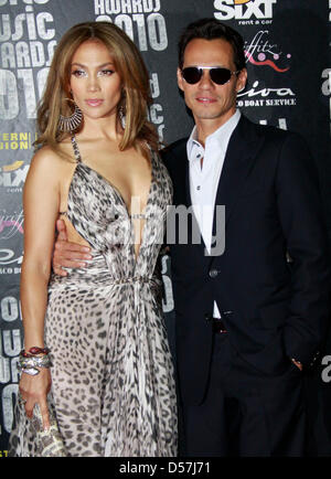 US-Sängerin Jennifer Lopez und Ehemann Marc Anthony kommen bei den World Music Awards 2010 im Sporting Club in Monte Carlo, Monaco, 18. Mai 2010. Foto: Hubert Boesl Stockfoto