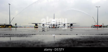 Der erste Airbus A380 der deutschen Fluggesellschaft Lufthansa landet auf dem Flughafen Frankfurt Main, Deutschland, 19. Mai 2010. Der Airbus A380 auf den Namen "Frankfurt Am Main" getauft wurde, ist 72 m lang, 15.000 Kilometer Reichweite und bietet Platz für bis zu 853 Passagiere. Neue Flugzeug der Lufthansa fliegt nach Frankfurt Main mit ausgewählten Gästen im Laufe des frühen Nachmittags weiterhin die gesellschaftliche Stockfoto