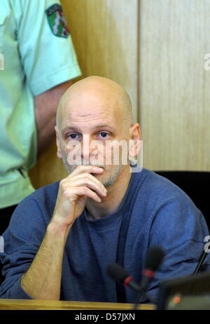 Beklagte Peter Paul Michalski sitzt auf der Anklagebank in einem Gerichtssaal in Aachen, Deutschland, 20. Mai 2010. Ein halbes Jahr nach der spektakulären Gefängnis-Ausbruch hat der jeweilige Prozess gegen Jailbreakers Michalski und Michael Heckhoff (nicht abgebildet) und einem Beteiligten Vollzugsbeamten begonnen. Der Gerichtsvollzieher wird vorgeworfen, die Sicherheitstüren die beiden Gefangenen und Handi öffnen Stockfoto