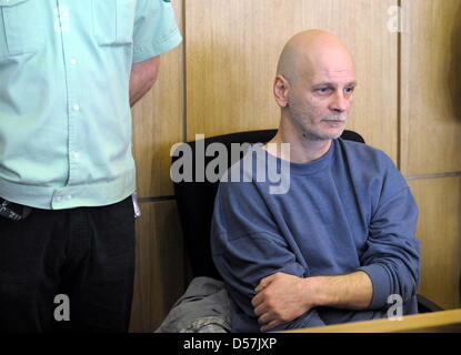 Beklagte Peter Paul Michalski sitzt auf der Anklagebank in einem Gerichtssaal in Aachen, Deutschland, 20. Mai 2010. Ein halbes Jahr nach der spektakulären Gefängnis-Ausbruch hat der jeweilige Prozess gegen Jailbreakers Michalski und Michael Heckhoff (nicht abgebildet) und einem Beteiligten Vollzugsbeamten begonnen. Der Gerichtsvollzieher wird vorgeworfen, die Sicherheitstüren die beiden Gefangenen und Handi öffnen Stockfoto