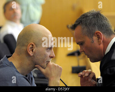 Beklagte Peter Paul Michalski spricht mit seinem Anwalt Andreas Chlosta (R) auf der Anklagebank in einem Gerichtssaal in Aachen, Deutschland, 20. Mai 2010. Ein halbes Jahr nach der spektakulären Gefängnis-Ausbruch hat der jeweilige Prozess gegen Jailbreakers Michalski und Michael Heckhoff (hinten) und einem Beteiligten Vollzugsbeamten begonnen. Der Gerichtsvollzieher wird vorgeworfen, öffnen die Sicherheits-Türen von der Stockfoto