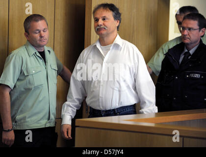 Defendant Michael Heckhoff (C) wird in einem Gerichtssaal in Aachen, Deutschland, 20. Mai 2010 geführt. Ein halbes Jahr nach der spektakulären Gefängnis-Ausbruch hat der jeweilige Prozess gegen Jailbreakers Heckhoff und Peter Paul Michalski (nicht abgebildet) und einem Beteiligten Vollzugsbeamten begonnen. Der Gerichtsvollzieher wird vorgeworfen, die Sicherheits-Türen von zwei Gefangenen und des Umgangs mit th zu öffnen Stockfoto