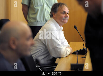 Angeklagten Michael Heckhoff (zurück) und Peter Paul Michalski sitzen auf der Anklagebank in einem Gerichtssaal in Aachen, Deutschland, 20. Mai 2010. Ein halbes Jahr nach der spektakulären Gefängnis-Ausbruch hat der jeweilige Prozess gegen Jailbreakers Heckhoff und Michalski und einem Beteiligten Vollzugsbeamten begonnen. Der Gerichtsvollzieher wird vorgeworfen, die Sicherheitstüren der beiden Gefangenen und der Eröffnung Stockfoto