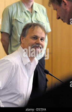 Beklagte Michael Heckhoff sitzt auf der Anklagebank in einem Gerichtssaal in Aachen, Deutschland, 20. Mai 2010. Ein halbes Jahr nach der spektakulären Gefängnis-Ausbruch hat der jeweilige Prozess gegen Jailbreakers Heckhoff und Peter Paul Michalski (nicht abgebildet) und einem Beteiligten Vollzugsbeamten begonnen. Der Gerichtsvollzieher wird vorgeworfen, die Sicherheits-Türen von zwei Gefangenen und von Hand zu öffnen Stockfoto