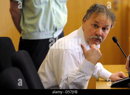 Beklagte Michael Heckhoff sitzt auf der Anklagebank in einem Gerichtssaal in Aachen, Deutschland, 20. Mai 2010. Ein halbes Jahr nach der spektakulären Gefängnis-Ausbruch hat der jeweilige Prozess gegen Jailbreakers Heckhoff und Peter Paul Michalski (nicht abgebildet) und einem Beteiligten Vollzugsbeamten begonnen. Der Gerichtsvollzieher wird vorgeworfen, die Sicherheits-Türen von zwei Gefangenen und von Hand zu öffnen Stockfoto