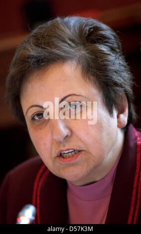 Iranische Menschenrechtsaktivistin Shirin Ebadi liefert eine Pressekonferenz in Bonn, Deutschland, 20. Mai 2010. Ebadi werden mit dem internationalen Demokratie Award Bonn 2010, dotiert mit 10.000 Erdgas, später am Abend belohnt. Die Jury ehrt den Friedensnobelpreisträger für ihr Engagement bei der Verteidigung des Rechtsstaats und der Demokratie im Iran. Foto: RALF SONDERMANN Stockfoto