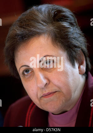 Iranische Menschenrechtsaktivistin Shirin Ebadi liefert eine Pressekonferenz in Bonn, Deutschland, 20. Mai 2010. Ebadi werden mit dem internationalen Demokratie Award Bonn 2010, dotiert mit 10.000 Erdgas, später am Abend belohnt. Die Jury ehrt den Friedensnobelpreisträger für ihr Engagement bei der Verteidigung des Rechtsstaats und der Demokratie im Iran. Foto: RALF SONDERMANN Stockfoto