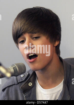 Kanadische Pop-Sängerin Justin Bieber besucht eine Radiostation in Frankfurt Main, Deutschland, 20. Mai 2010. Bieber räumte er mochte deutsche Mädchen und sagte: "Ich liebe sie." Der 16-j hrige hat einen deutschen Urgroßvater und perfekt zählen bis zehn in deutscher Sprache. Foto: Bernd Kammerer Stockfoto