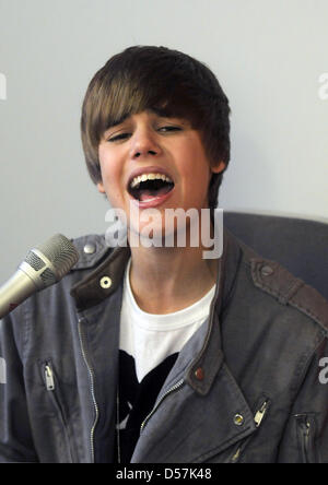 Kanadische Pop-Sängerin Justin Biber besucht eine Radiostation in Frankfurt Main, Deutschland, 20. Mai 2010. Bieber räumte er mochte deutsche Mädchen und sagte: "Ich liebe sie." Der 16-j hrige hat einen deutschen Urgroßvater und perfekt zählen bis zehn in deutscher Sprache. Foto: Bernd Kammerer Stockfoto