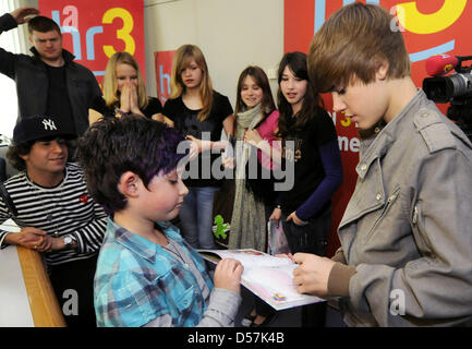 Kanadische Pop-Sängerin Justin Bieber (R) besucht einen Radiosender in Frankfurt Main, Deutschland, 20. Mai 2010. Bieber räumte ein, dass er deutsche Mädchen mochte und sagte: "Ich liebe sie." Der 16-j hrige hat einen deutschen Urgroßvater und können perfekt zählen bis zehn in deutscher Sprache. Foto: Bernd Kammerer Stockfoto