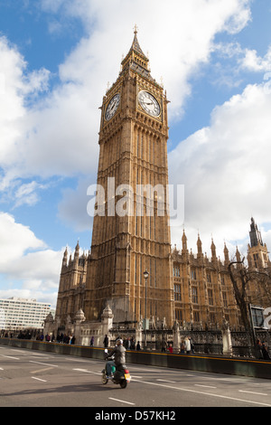 Einen Roller vorbei an Big Ben, die von außen Westminster u-Bahnstation betrachtet Stockfoto